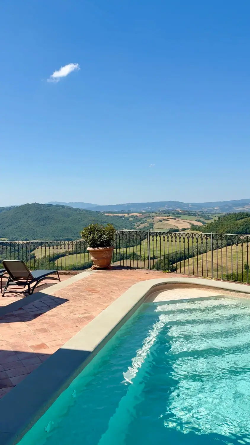 The pool at Il Canalicchio facing the Umbrian countryside